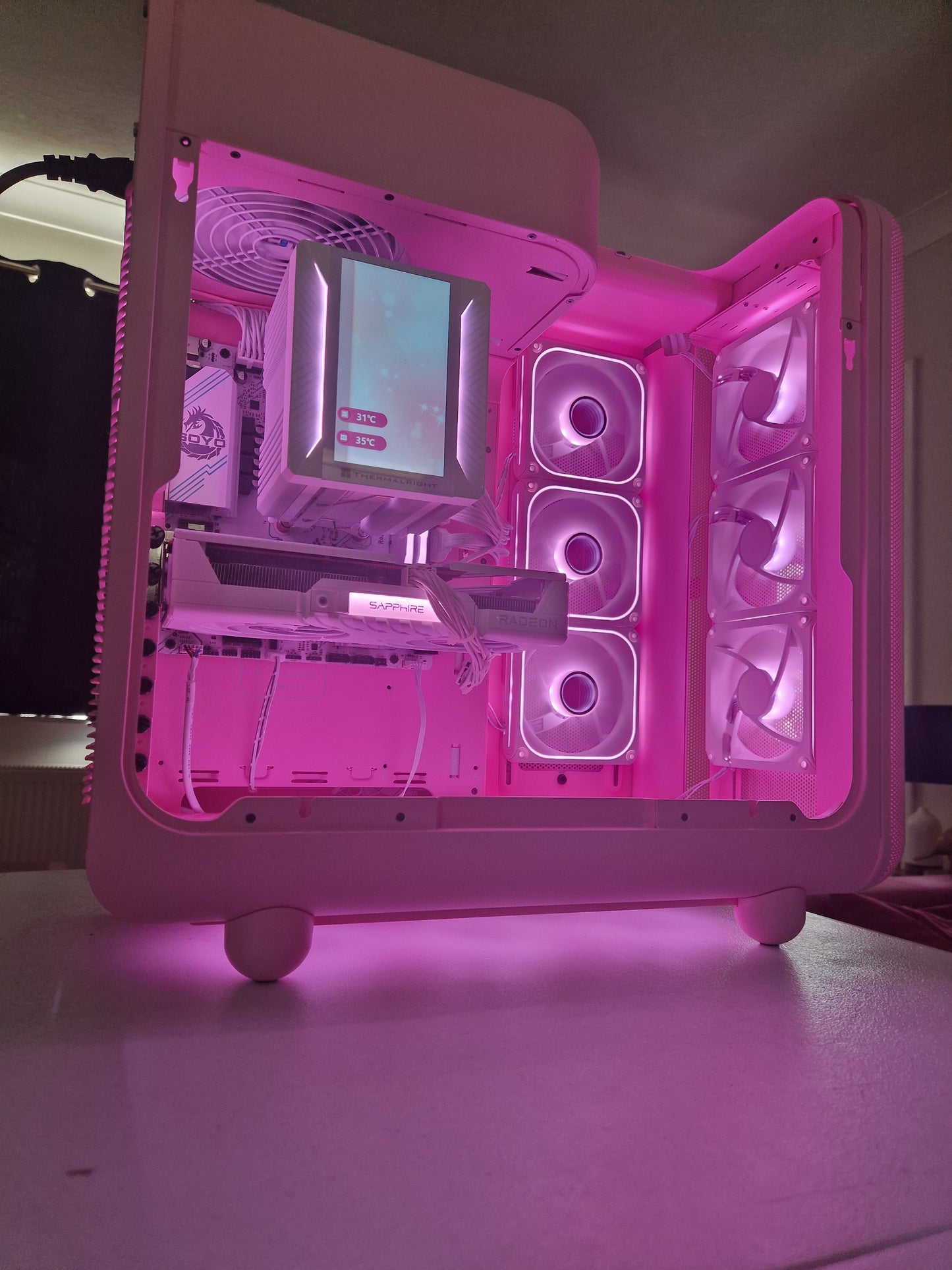 The Strawberry Milk 🍓🥛 | Ryzen 5 5600 | RX 9060 XT 16GB | 16GB RGB | 1TB NVMe | HYTE X50 Strawberry Milk | Display Cooler | 1440p Gaming PC | Fortnite & GTA | DDR4