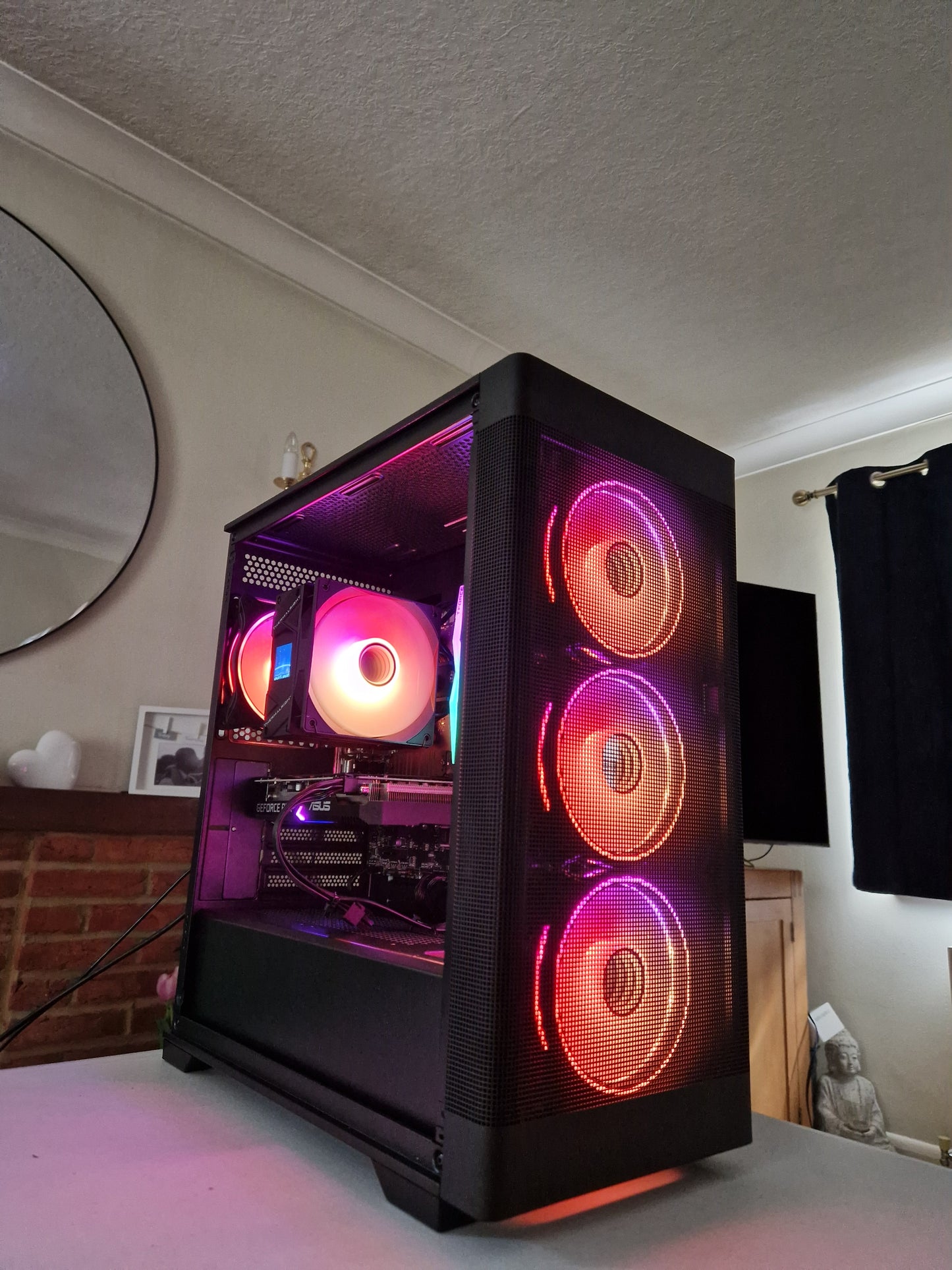 1440p Meta Gaming PC – Pink Parsnip Versa | Intel i5-14600KF | RX 9060 XT | 32GB DDR5 | 1TB NVMe | Windows 11 | Fortnite & GTA | Streaming Ready