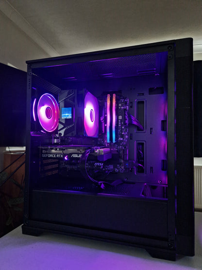 1440p Meta Gaming PC – Pink Parsnip Versa | Intel i5-14600KF | RX 9060 XT | 32GB DDR5 | 1TB NVMe | Windows 11 | Fortnite & GTA | Streaming Ready