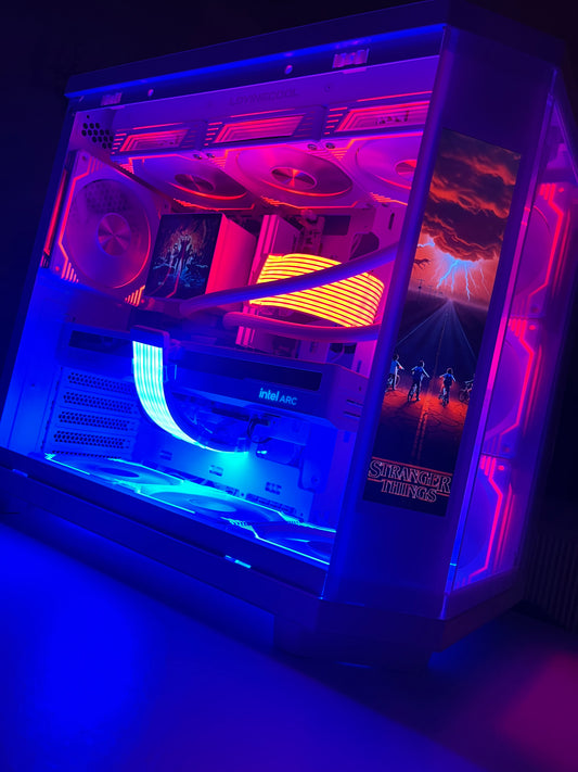 The Vision LCD Stranger Things – Ryzen 5 5600X | Intel Arc B580 12GB | 16GB RAM | 1TB NVMe | White 1440p Gaming PC